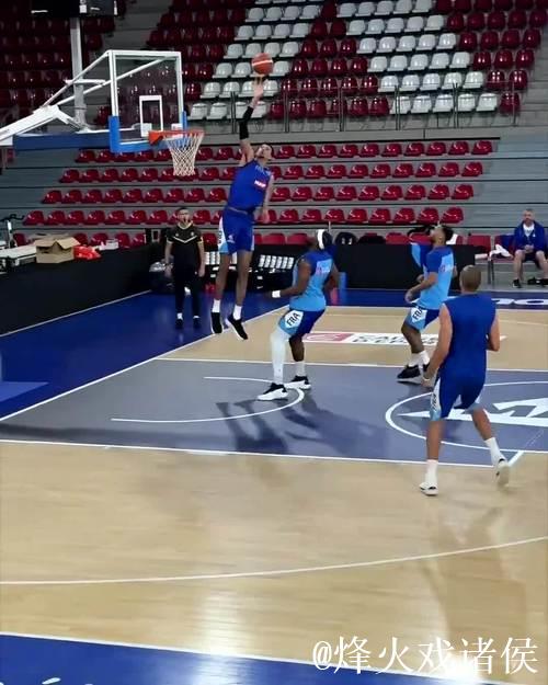 文班亚马被断球 亚历山大跳步上篮得手 文班亚马被断球 亚历山大跳步上篮得手